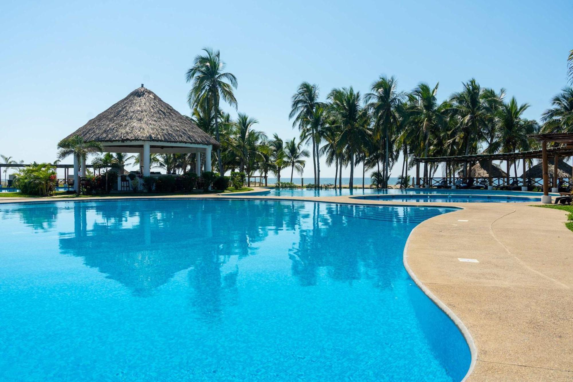 Family House With Pool 10 Min Airport
