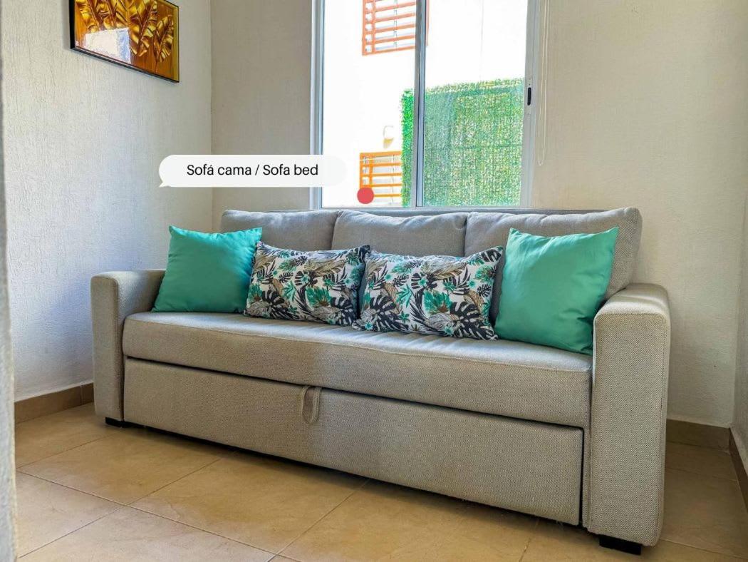 Family House With Pool 10 Min Airport Сasa de vacaciones *