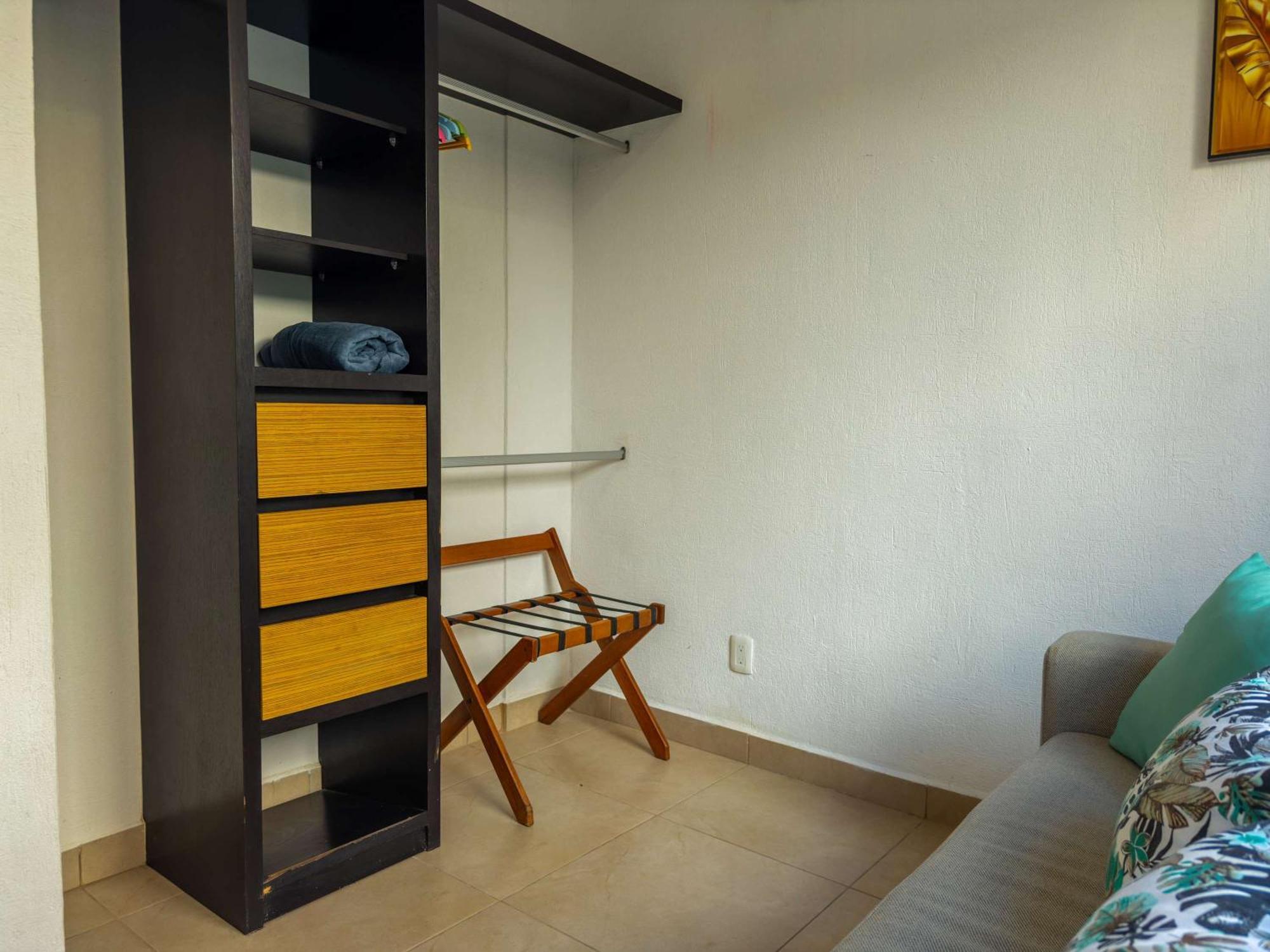Сasa de vacaciones Family House With Pool 10 Min Airport